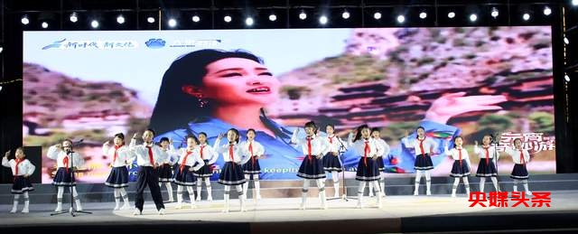 在新中国华诞的璀璨光芒下,从江銮里奏响民族文化的华彩乐章