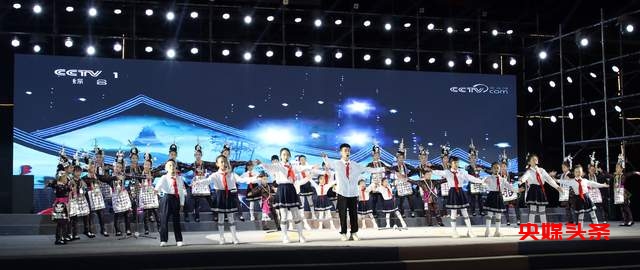 在新中国华诞的璀璨光芒下,从江銮里奏响民族文化的华彩乐章