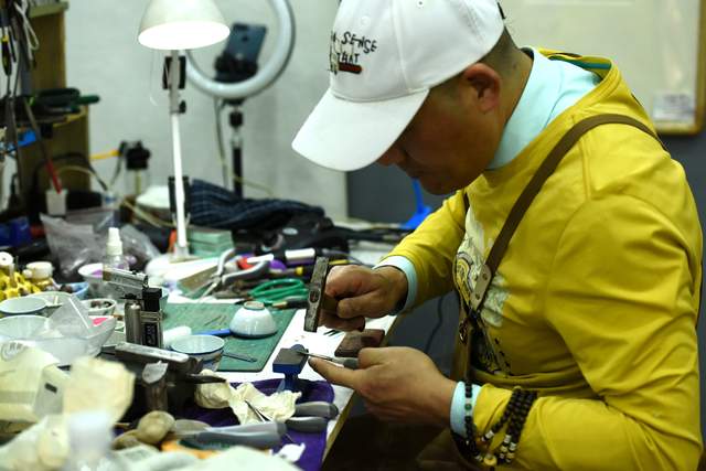 柳波:传承锔瓷非遗文化在残瓷中寻找残缺美学