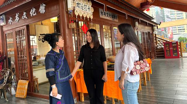 都匀市西山大桥下的温情传递:铜鼓女神李琴领衔端午公益盛宴