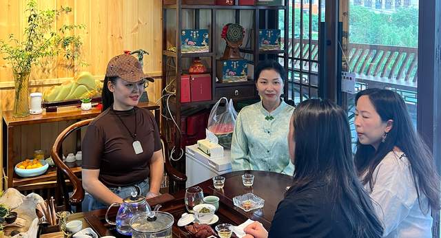 都匀市西山大桥下的温情传递:铜鼓女神李琴领衔端午公益盛宴