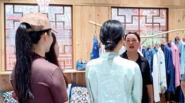 都匀市西山大桥下的温情传递:铜鼓女神李琴领衔端午公益盛宴