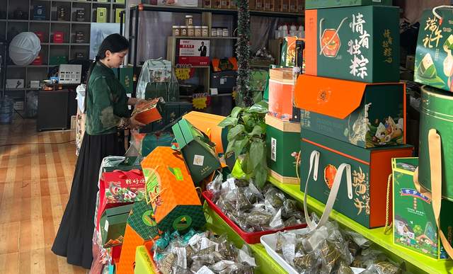 都匀市西山大桥下的温情传递:铜鼓女神李琴领衔端午公益盛宴