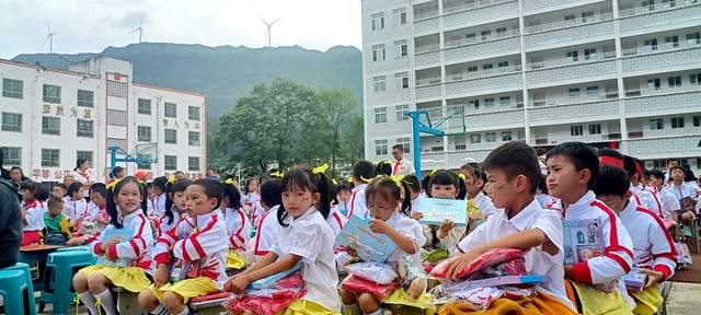 爱心托起希望,情暖快乐六一——都匀市留守儿童喜迎特别节日
