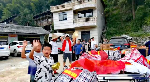 爱心直通车驶向榕江:贵阳人民用行动诠释大爱无疆