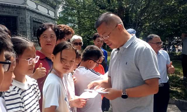 非遗传承新篇章：贵阳学生颖拓展惊艳艺术圈