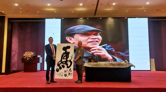 "焰愈"茶几:集实用与美学于一体的冬季家居解决方案